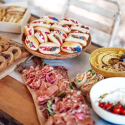 Table gourmande par Csibon pour un mariage chic et bohème