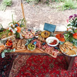 Table gourmande composée de navettes, fruits, charcuteries par Csibon